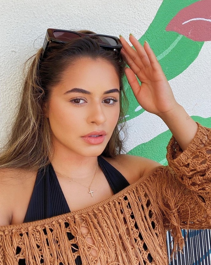 Which Latina is the prettiest of these 3?