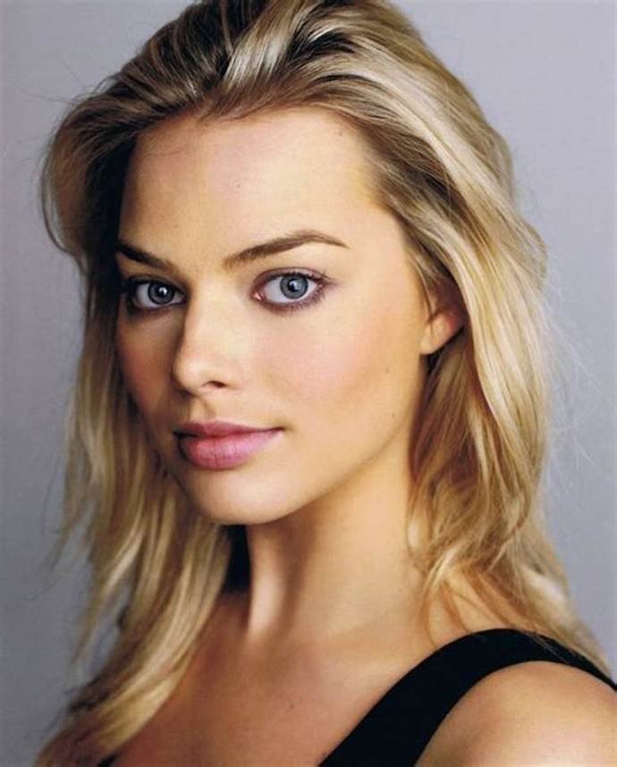 Was Angelina Jolie or Margot Robbie more beautiful in their primes?