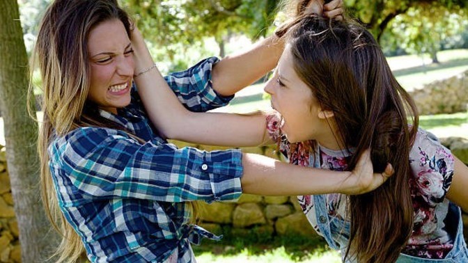 CATFIGHT🔊:Should I tell her she has a big mouth or should I stay out of it and let the two neighbors Duke it out?