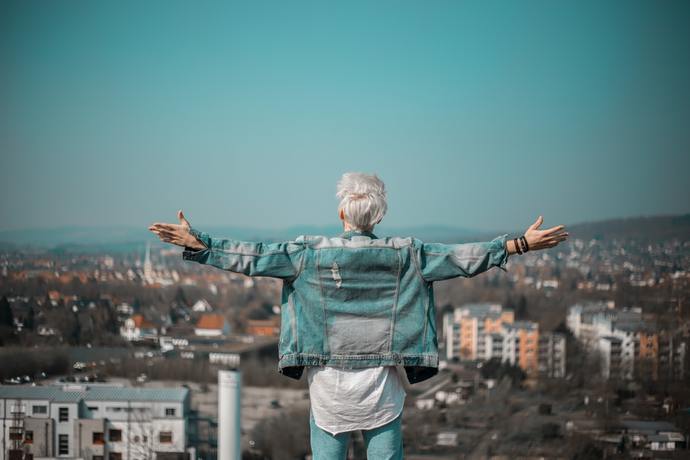 At which age did your hair began to turn grey?
