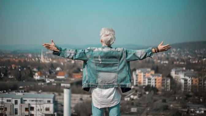 At which age did your hair began to turn grey?