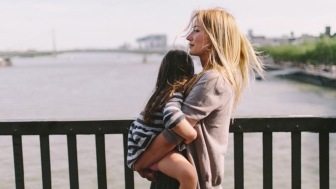Are guys who signal interest in a woman whilst she is with her kids to be avoided or no?