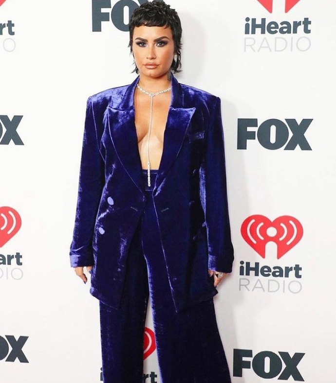 How do blazer jackets like Demis here in this picture not come all the way open?