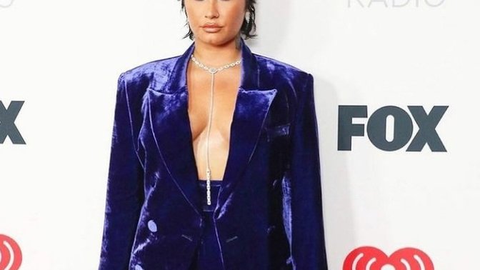 How do blazer jackets like Demi's here in this picture not come all the way open?