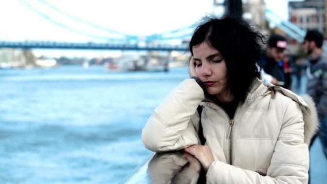 Why don’t men and women compliment each other randomly on the street or in shops in London?