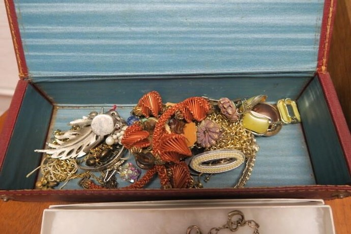 How about these auction items , which will have the most gold and silver?