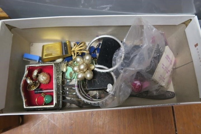 How about these auction items , which will have the most gold and silver?