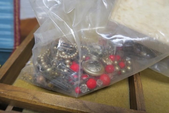 How about these auction items , which will have the most gold and silver?