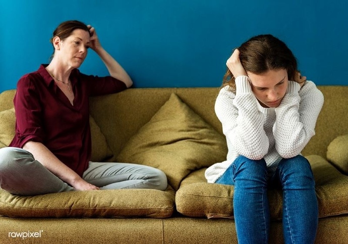 Mother abusing daughter while sibling don‘t do anything?