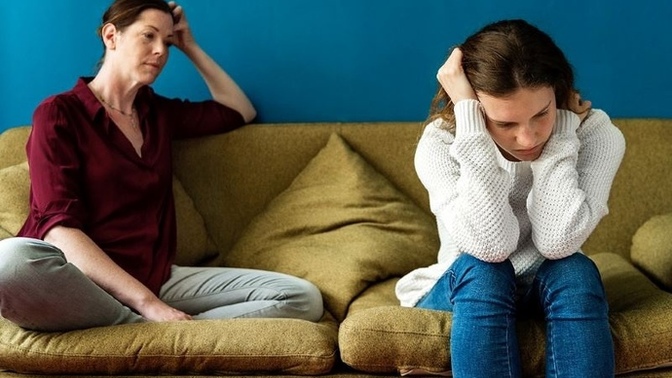 Mother abusing daughter while sibling don‘t do anything?