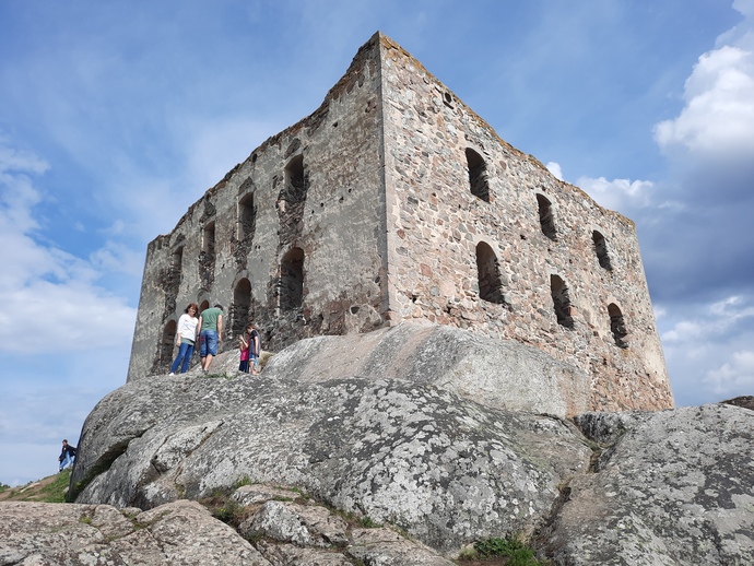 Brahe castle. To one of the oldest noble houses in Sweden, House Brahe, who exerted much influence over the realm.