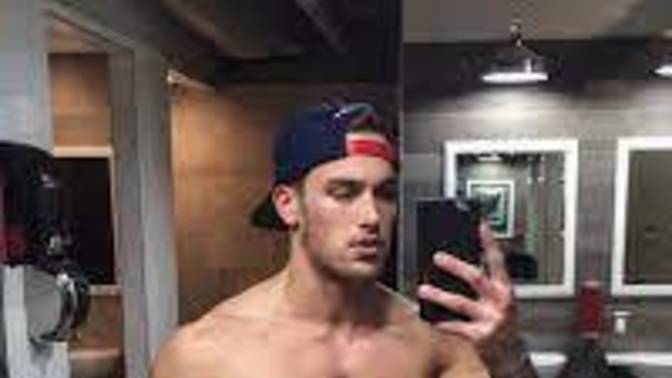 What is the big deal people taking selfies posing and flexing in front of a mirror when they are at the gym?