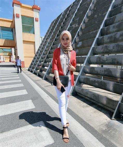 Girls from which ethnicity are more often barefoot?