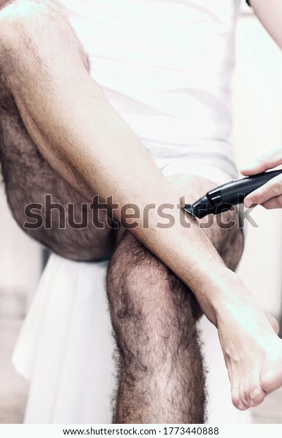 Natural hairy legs and thighs on men?