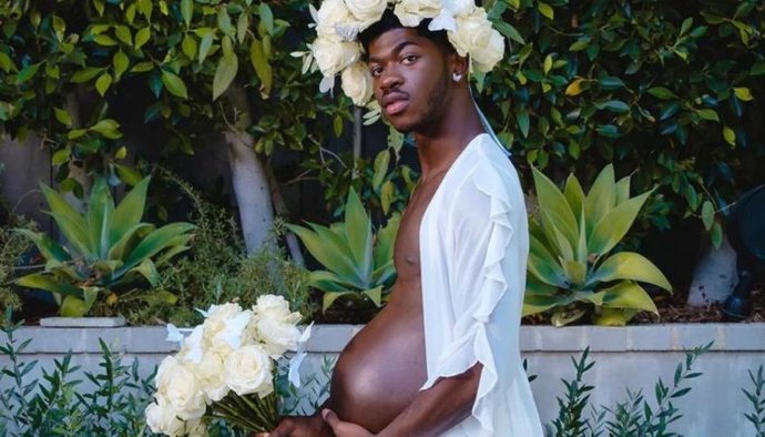 Rapper little Nas X posing as pregnant?