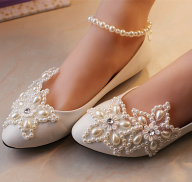 What kind of shoes should be worn with a wedding dress?
