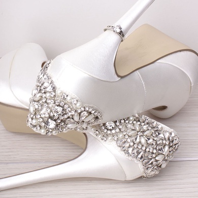 What kind of shoes should be worn with a wedding dress?