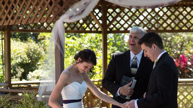What kind of shoes should be worn with a wedding dress?