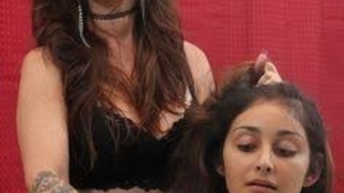 How to convince a girl to practice haircut on her?