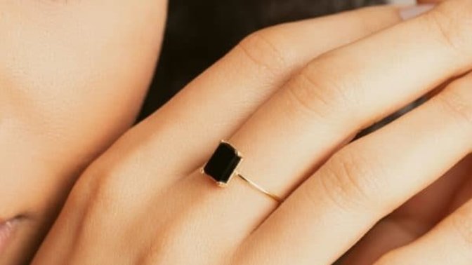 Girls, what do you think of this Onyx ring? Would you like to be given a ring like this one?