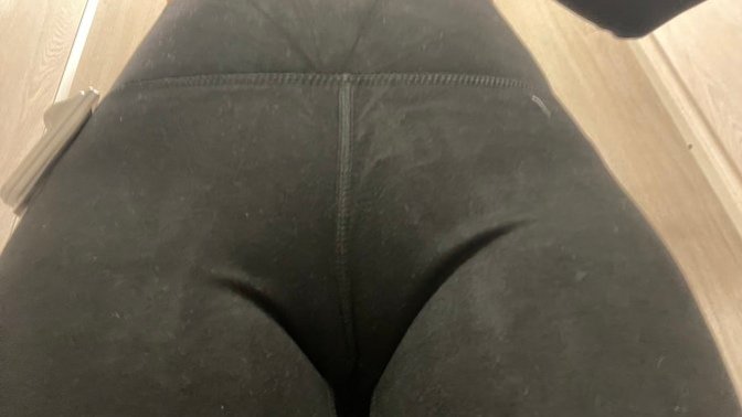 Are any female uncomfortable wearing yogapants or leggings because they have a fat 🐱 (pics) ?