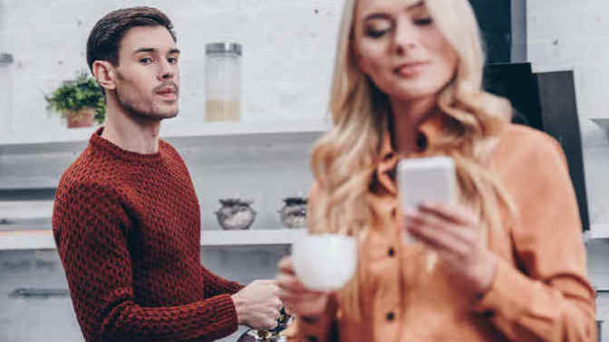 What are signs of jealousy?