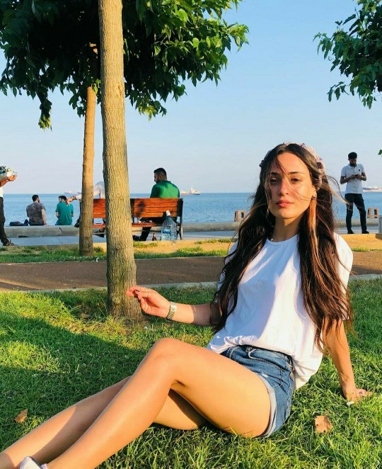 Which girl do you think is more beautiful and sexy?