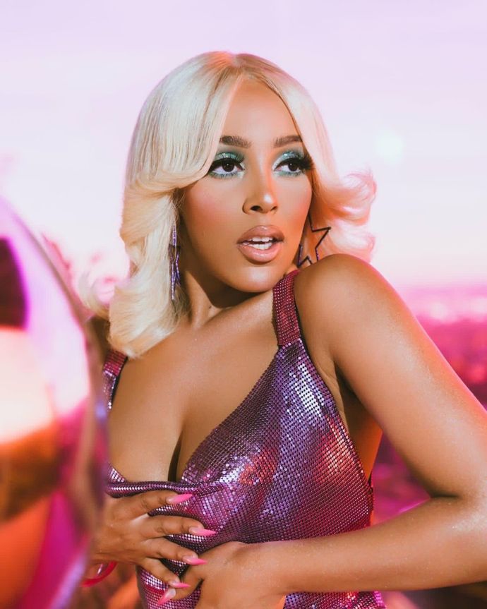 WHO IS MORE BEAUTIFUL: Angelina Jolie or Doja Cat?
