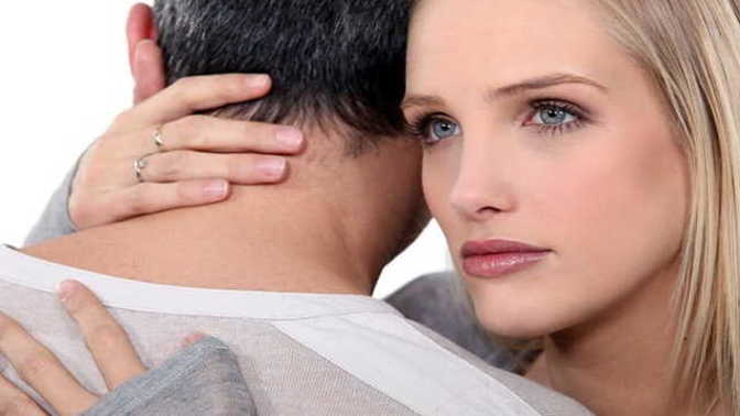 I love my girlfriend but she is too attached ! Why do I feel scared?