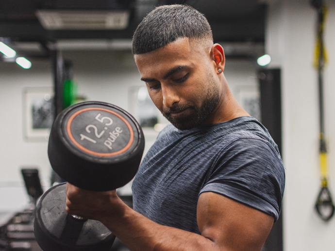 Girls, Does seeing a man lift heavy weights especially bench press at the gym impress you?