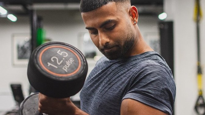 Girls, Does seeing a man lift heavy weights especially bench press at the gym impress you?