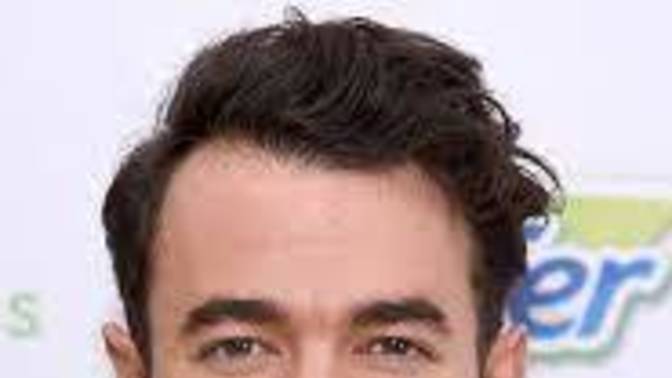 Girls: thick or thin eyebrows in guys?