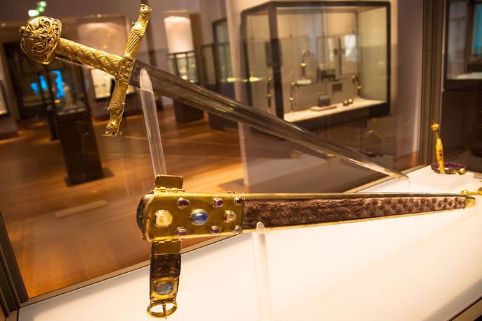 Will you wanna go to the Louvre in Paris?