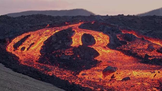 Does rocks float on Lava?