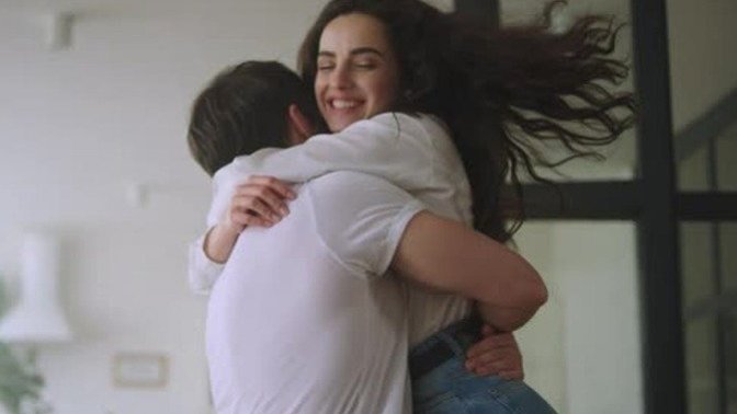 How do you tell the difference between a friendly and romantic hug?