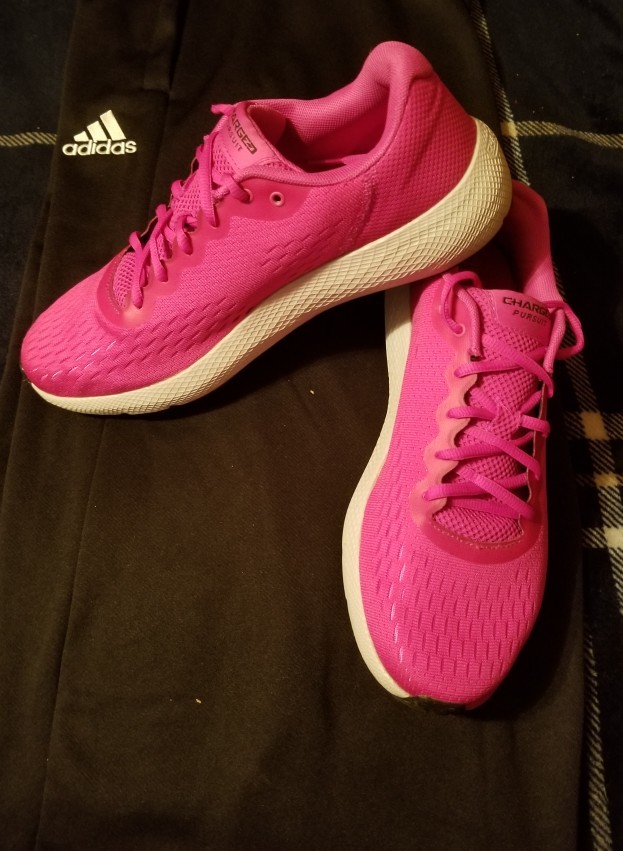 What pair of shoes go better with these sweat pants?