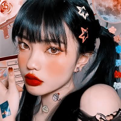 Instagram baddie or e girl look which look do you prefer?