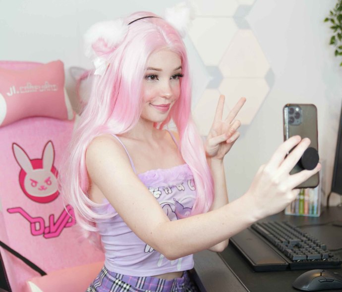 Instagram baddie or e girl look which look do you prefer?