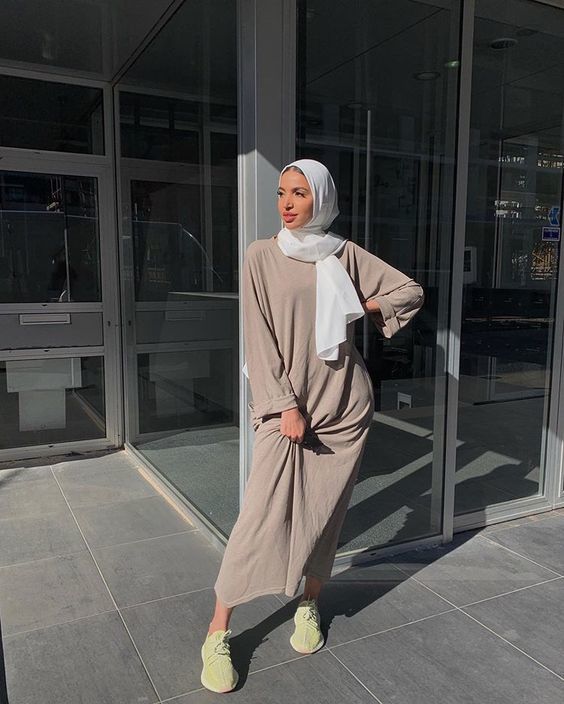 Which Woman You Think Has Better Fashion Sense?