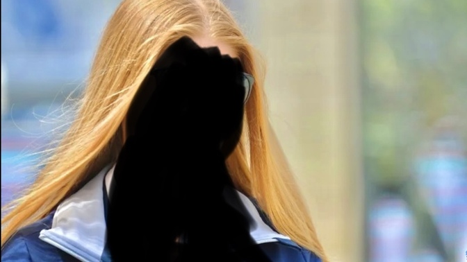 Is this hair color attractive on a woman?