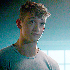 What would you do if this man pinned you to a wall and kissed u?