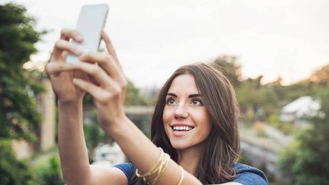 Would it bother you if someone you were dating wanted you to send new pictures of yourself every day?