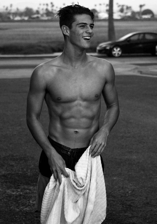 Do woman prefer bulk or lean cut physiques?