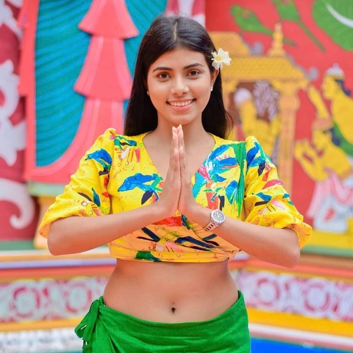 Sexiest Sri Lankan Actress in Traditional Clothes Redda Hatte?