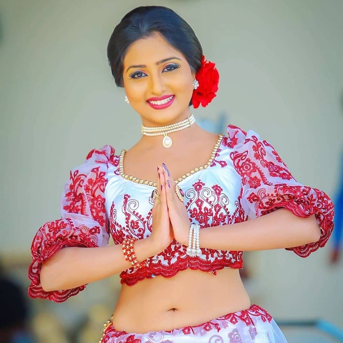 Sexiest Sri Lankan Actress in Traditional Clothes Redda Hatte?