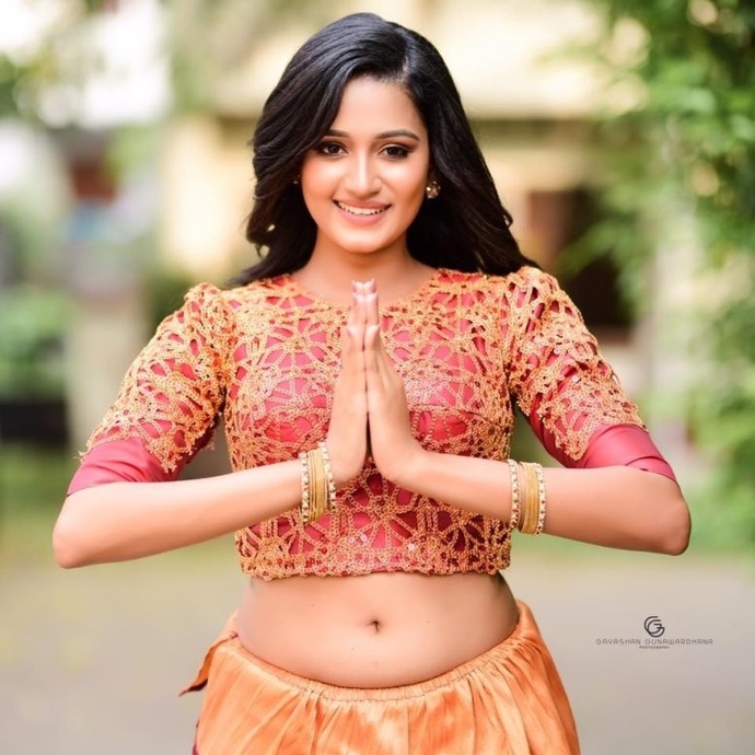 Sexiest Sri Lankan Actress in Traditional Clothes Redda Hatte?