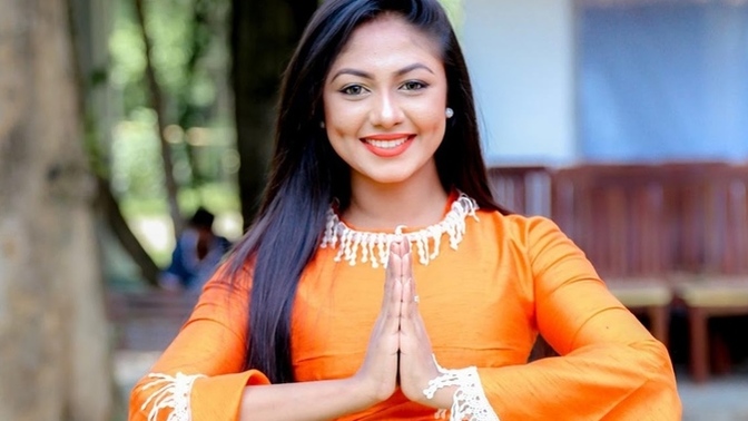 Sexiest Sri Lankan Actress in Traditional Clothes Redda Hatte?