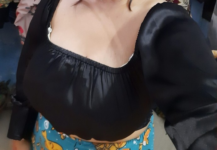 Is it revealing top to men?