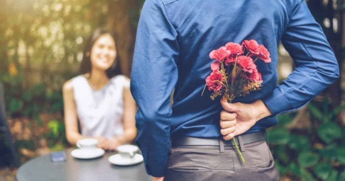 Guys do you give flowers on the first date? GirlsAskGuys