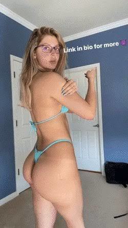 Which of these 2 model girls do you believe has the prettiest body?